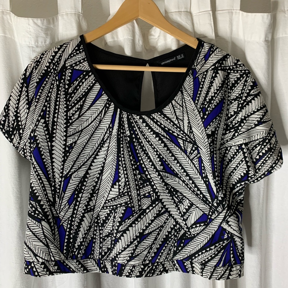 Chiffon crop top with back peep hole